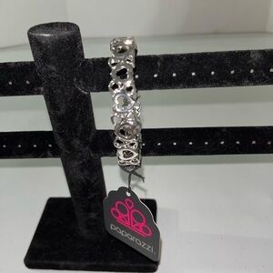 💙 NWT Paparazzi Silver Heart Bangle Bracelet